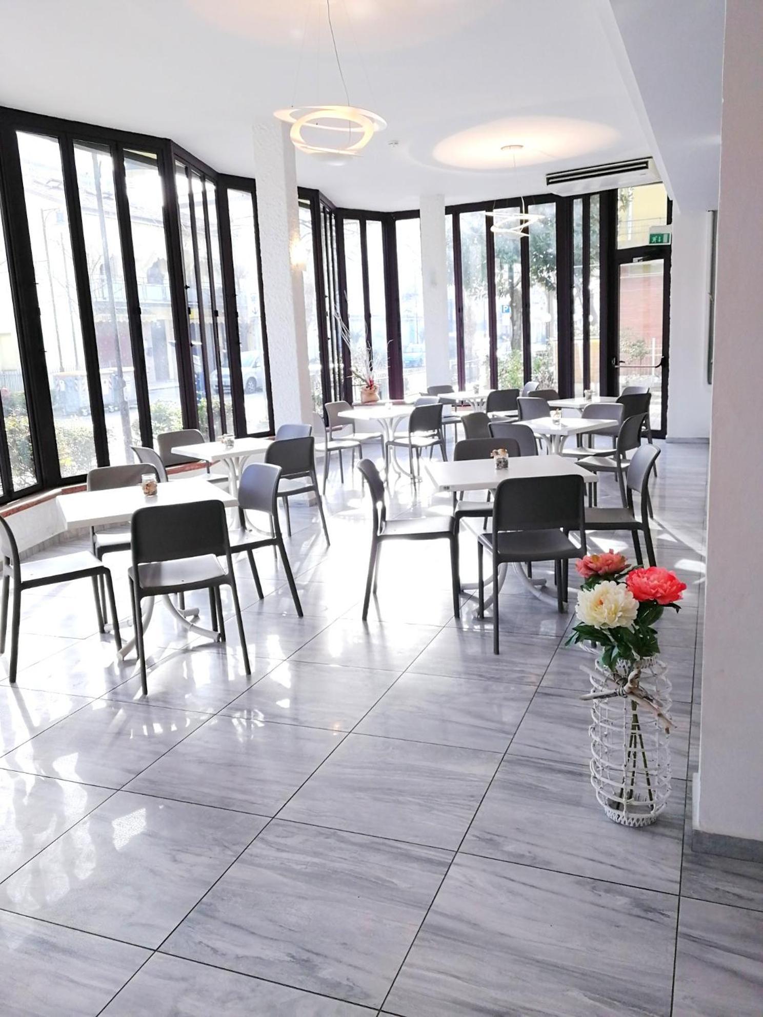 Hotel Atmosfere Beach Cesenatico Exterior photo